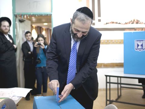 אריה דרעי בקלפי [צילום: פלאש 90]