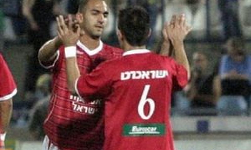 שני הכובשים, אבוטבול ונאתכו חוגגים ניצחון [צילום: תומר גבאי]
