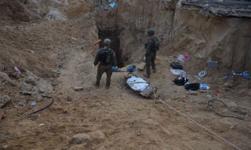 לוחמי יהל"ם ליד גופתו של סינוואר [צילום: דובר צה''ל]