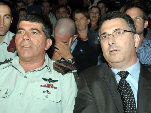 סער ואשכנזי. משלבים זרועות [צילום: מוקי שוורץ]