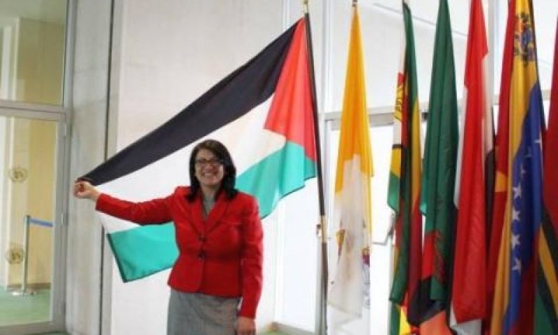 רשידה טלייב מציגה בגאווה את הדגל הפלשתיני