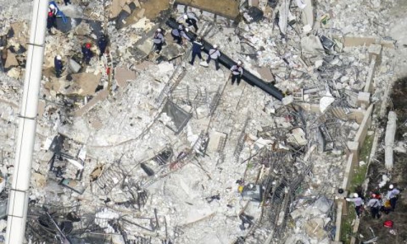 סריקות אחר ניצולים [צילום: ג'רלד הרברט/AP]
