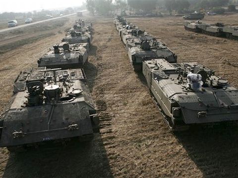 צה"ל הזרים בשיירות ארוכות עשרות רבות של כלי רכב משוריינים בהם טנקים, נגמ"שים, אכזריות, דחפורים וכלים נוספים.