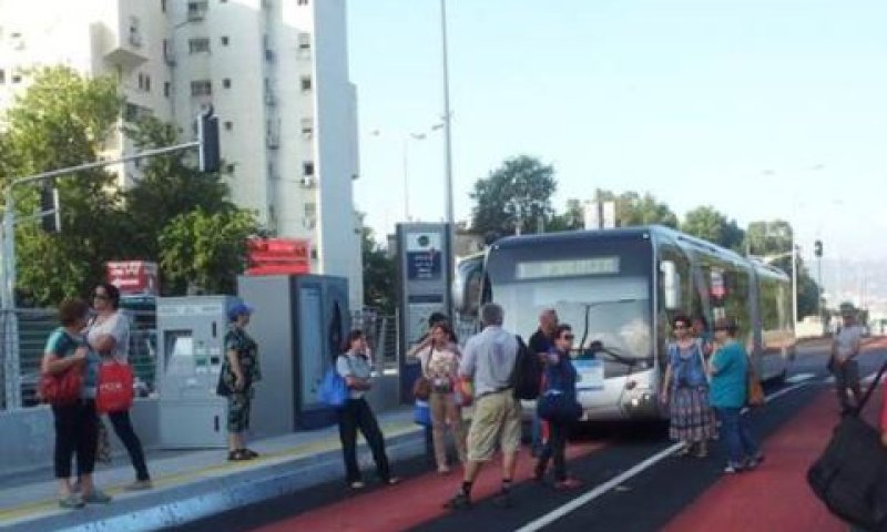 נוסעים חוסמים את מסלול המטרונית [צילום: לירון סופר/קריות באינטרנט]