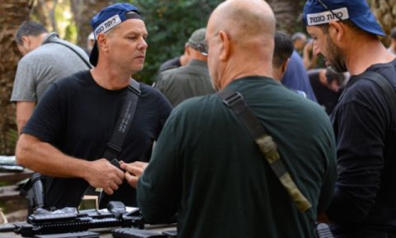 חלוקת נשק לכיתות כוננות בגבול הצפון [צילום: אייל מרגולין/פלאש 90]