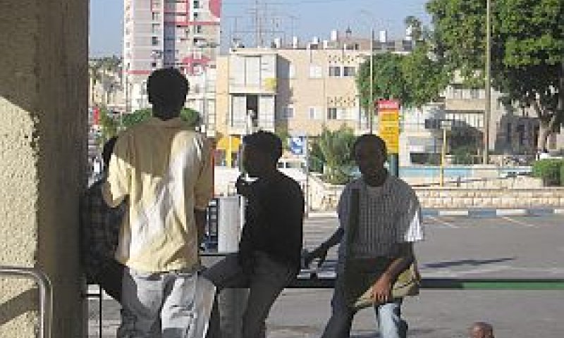 ישראלים מוצא אתיופי בהפגנה נגד גזענות בפתח-תקווה [צילום: שרון קביליו]