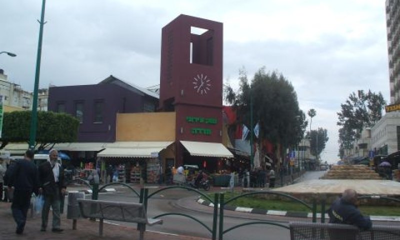 מבנה מודרני וחנויות גדולות