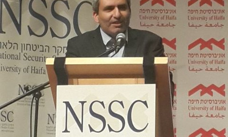 אלקין. "שיח על גבול הגזעני" [צילום: אילן יבלברג]
