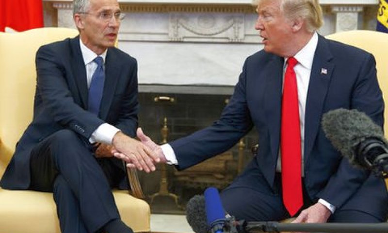 מזכ"ל נאט"ו בפגישתו עם נשיא ארה"ב [צילום: איוואן ווצ'י/AP]
