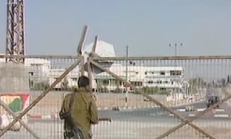 חייל סוגר את השערים [צילום: מן הטלוויזיה]