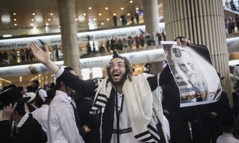 חסידי הרב ברלנד בנתב"ג [צילום: יונתן זינדל/פלאש 90]