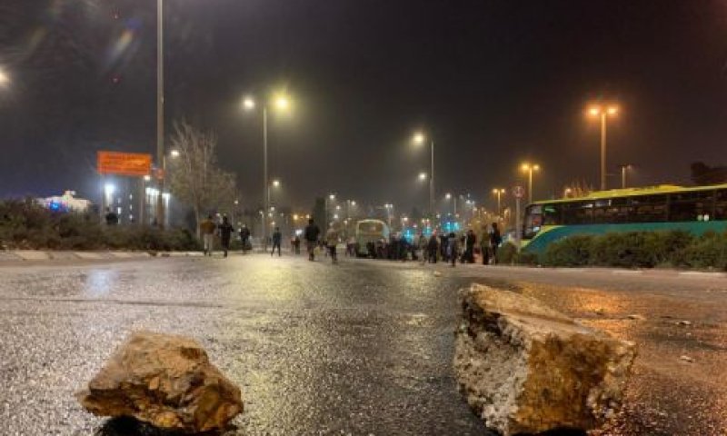 סלעים על הכביש [צילום: דוברות המשטרה]