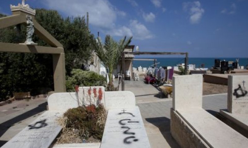 תג מחיר בבית הקברות הנוצרי ביפו [צילום: פלאש 90]