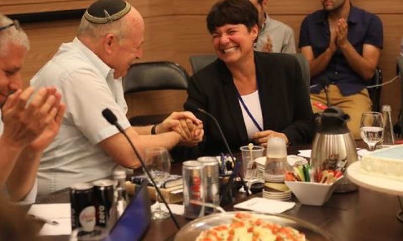 קוגוט וסלומינסקי. הכיפה לא הפריעה ללחיצת היד [צילום: יצחק הררי]