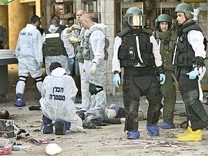 גופת המחבל בזירה [צילום: AP]