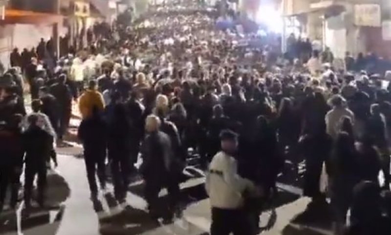 המשטר מנסה לדכא את ההפגנות ההמוניות. ללא הצלחה.