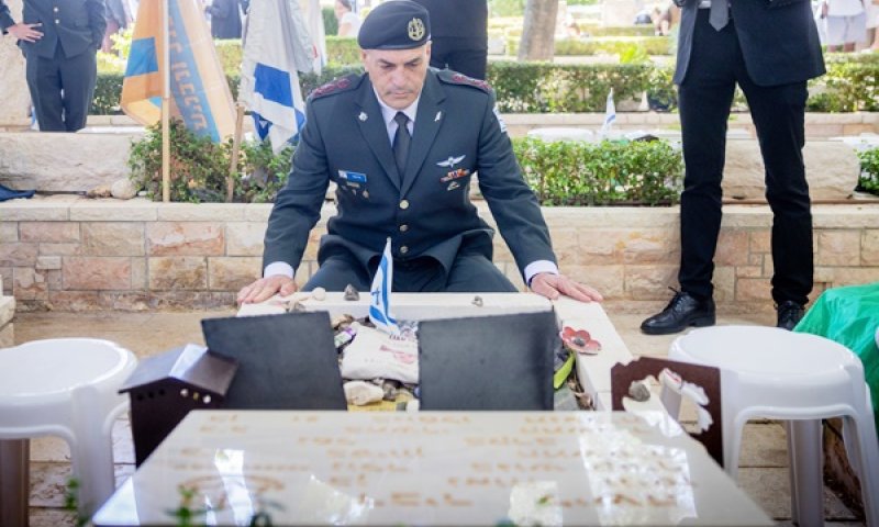 זמיר סמוך לקבר סמל דביר לישה, שנפל בחוף זיקים ב-7 באוקטובר [צילום: חיים גולדברג, פלאש 90]