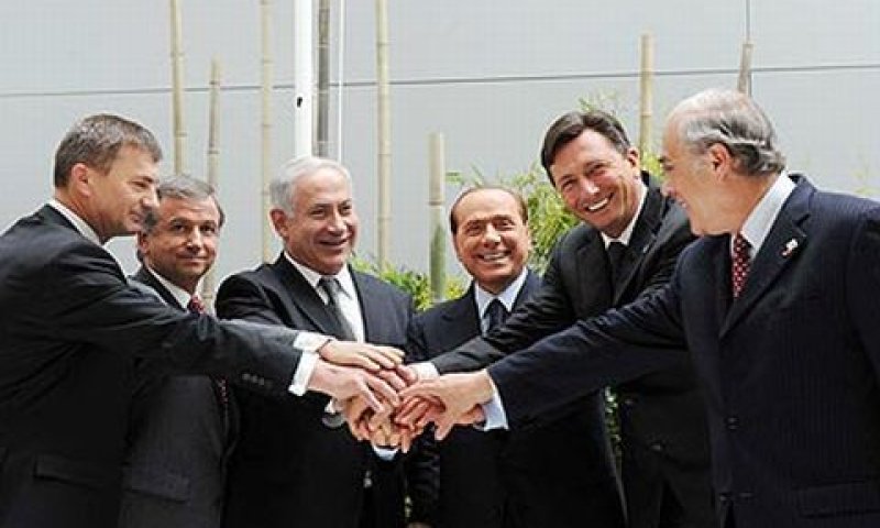 ברלוסקוני ונתניהו (במרכז) [צילום: אבי אוחיון/לע"מ]