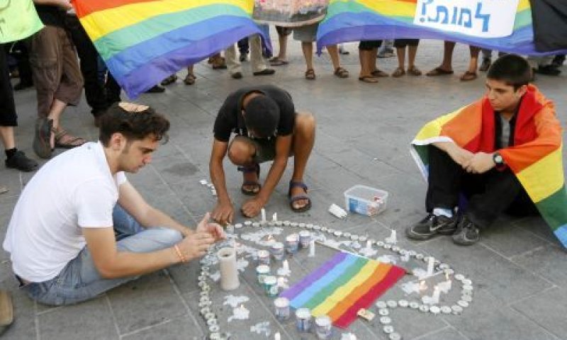 בעיות מתודולוגיות רציניות. צעירים מתייחדים עם זכר ההרוגים בבית אגודת ההומואים והלסביות בתל אביב [צילום: פלאש 90]