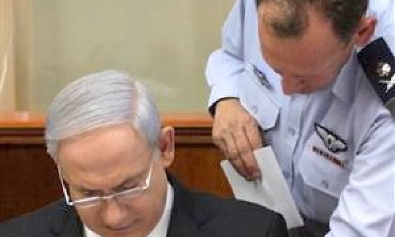 נתניהו והמזכיר הצבאי יהונתן לוקר [צילום: AP]