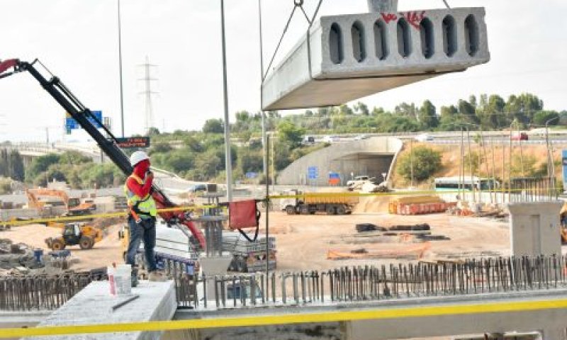 הרכבת תקרות המבנה המרכזי [צילום: כפיר סיון]