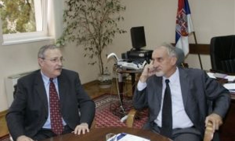 ראש מרכז ויזנטל, אפרים זורוף משמאל, מדבר עם התובע בסרביה [צילום: AP]