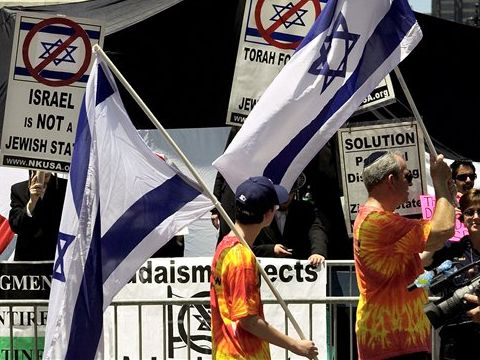 נטורי קרתא מפגינים בשולי המצעד [AP]