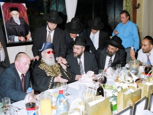 הרב עובדיה יוסף ומימינו ח"כ חיים אמסלם