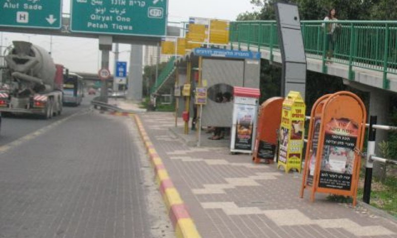 תחנת האוטובוס ליד האוניברסיטה [צילום: אלי אלון]