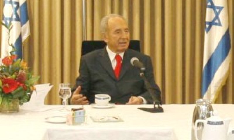 הנשיא פרס בהתייעצות שקיים [צילום: פלאש 90]