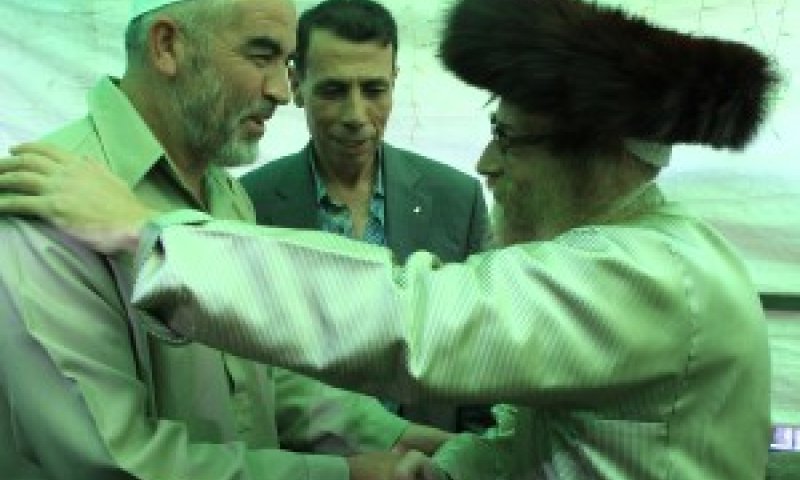 חיבוק מהפלג הקיצוני [צילום: פלאש 90]