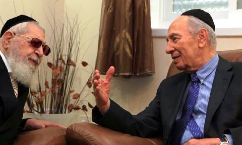 פרס והרב עובדיה יוסף. יחסים קרובים [צילום: פלאש 90]