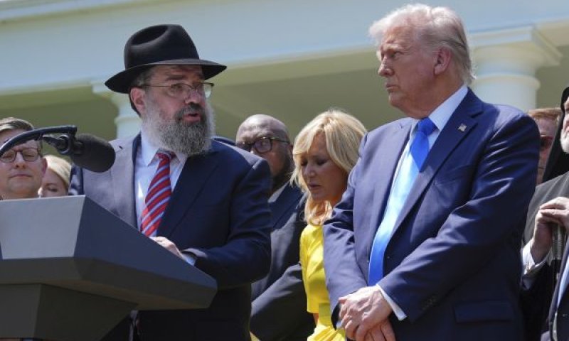 דונלד טראמפ עם הרב שם טוב לוי בגן הוורדים מחוץ לבית הלבן [צילום: אוון ווצ'י/AP]