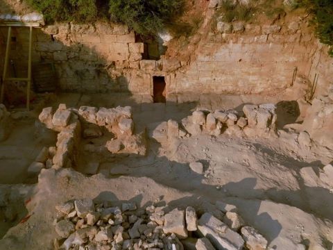 חצר מערת הקבורה שנחשפה בשפלת יהודה [צילום: אמיל אלג'ם, רשות העתיקות]