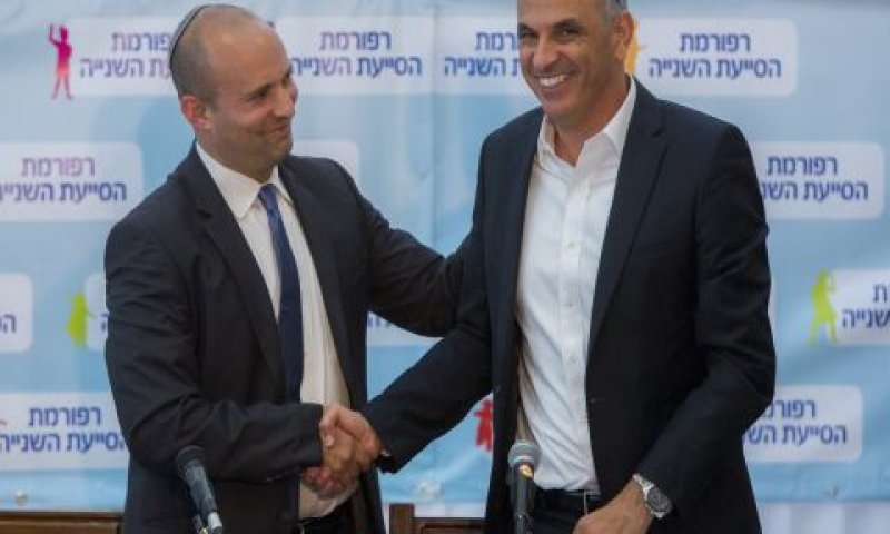 משה כחלון, נפתלי בנט. בשורה להורים [צילום: יונתן סינדל / פלאש 90]