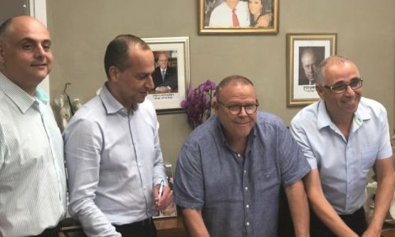 מעמד החתימה על ההסכם [צילום: אגף הדוברות בהסתדרות]