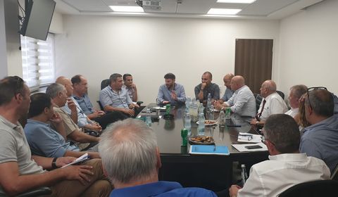 הפגישה עם מנהלי חברות התחבורה הציבורית [צילום: דוברות שר התחבורה]