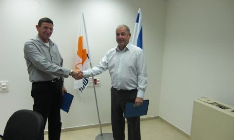 מנכ"ל חברת החשמל, עמוס לסקר, ומנהל הקמ"ג, אודם אדם, היום [צילום: חברת החשמל]