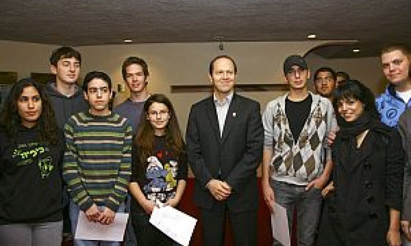 ניר ברקת עם תלמידים [צילום: ששון תירם]