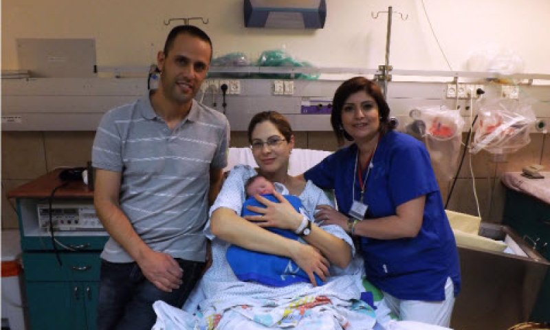 ההורים המאושרים, התינוקת והאחות המיילדת [צילום: דוברות המרכז הרפואי לגליל המערבי]