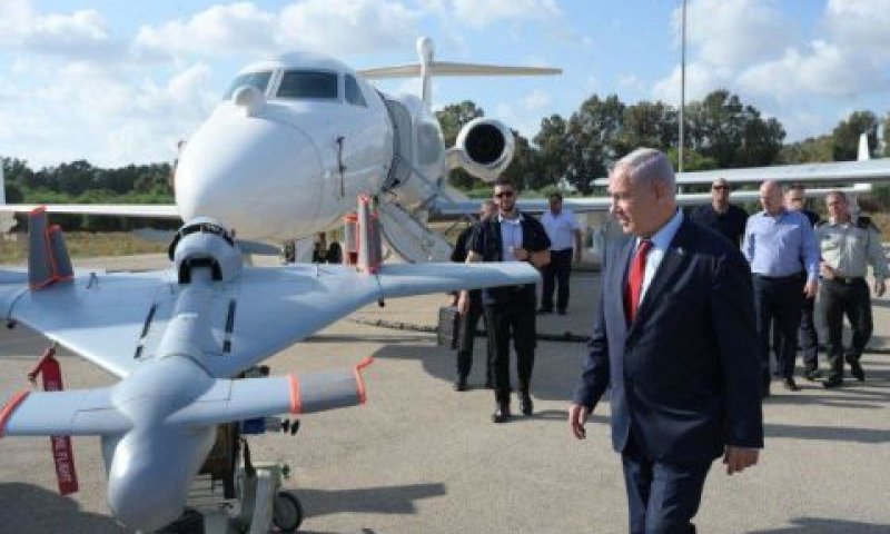 נתניהו סוקר את פיתוחי תע"א [צילום: עמוס בן גרשום/לע״מ]