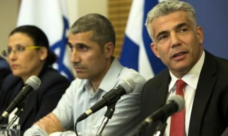 לפיד במסיבת העיתונאים [צילום: פלאש 90]