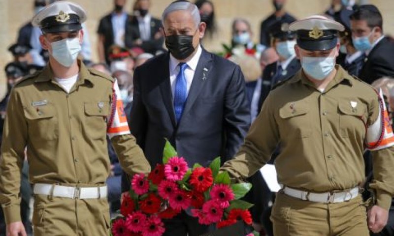 בנימין נתניהו מניח זר [צילום: אלכס קולומויסקי/פול]