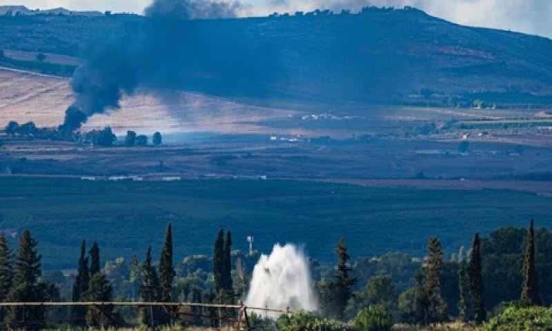 תמרות עשן בשטח ישראל ובדרום לבנון [צילום: אייל מרגולין, פלאש 90]