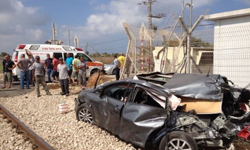 הרכב הפגוע סמוך למסילת הרכבת [צילום: דוברות מד"א]
