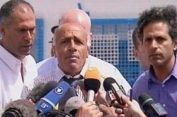 ואנונו מוקף בשני אחיו, במסיבת העיתונאים המאולתרת שקיים [צילום: ערוץ 10]