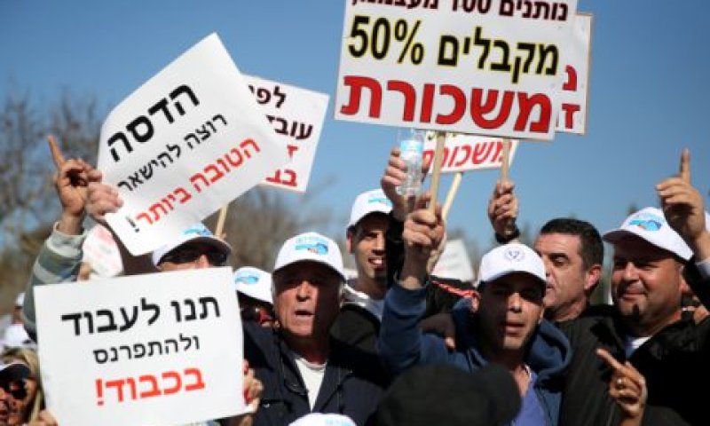 העובדים דורשים לקבל המשכורות [צילום: פלאש 90]