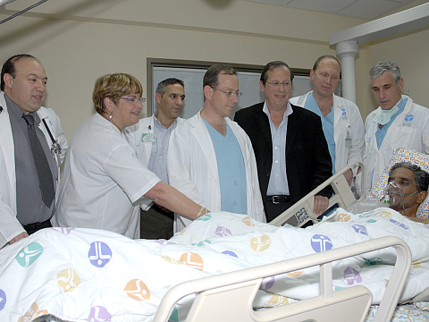מושתל הכבד והריאה הראשון בישראל וצוות הרופאים אשר לקחו חלק בניתוח