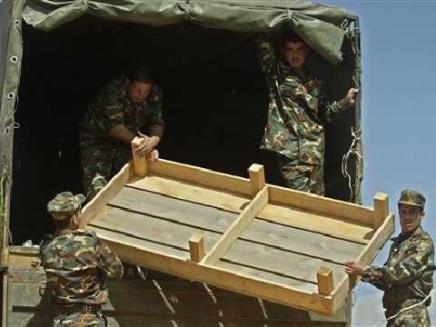 חיילי סוריה יוצאים ממזרח הלבנון [AP]