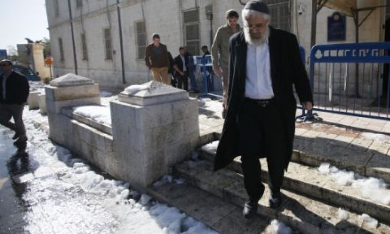 הרב אלון. ייבדקו תעודות זהות בכניסה לשיעור? [צילום: פלאש 90]